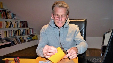 Dr. Klaus Tiedemann bastelt eine Handytasche | Bild: BR/Dr. Klaus Tiedemann