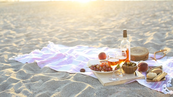 Picknick mit Wein am Strand | Bild: picture-alliance/Zoonar | Dasha Petrenko