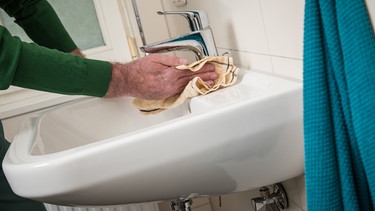 Ein Waschbecken wird geputzt | Bild: picture-alliance/dpa/Christin Klose