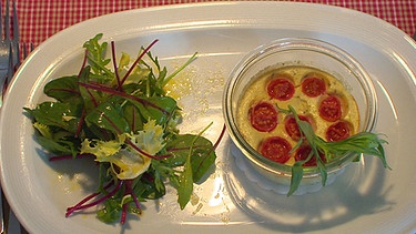 Vorspeise: Ziegenfrischkäsekuchen mit Tomaten und Estragon | Bild: Wir in Bayern