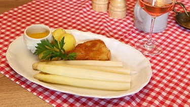 Spargel mit Schnitzel aus dem Wildschweinrücken, dazu Frühkartoffeln mit Petersilie und zerlassener Butter | Bild: Wir in Bayern