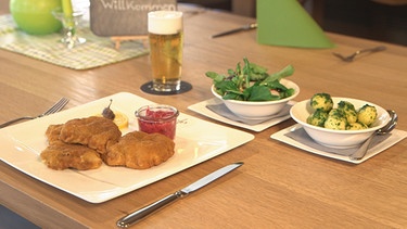 Wiener Schnitzel mit Petersilienkartoffeln und Feldsalat, dazu ein Helles. | Bild: Wir in Bayern