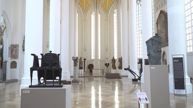 Heilig-Geist-Kirche in Landshut, Ausstellung über Bildhauer Fritz Koenig  | Bild: BR