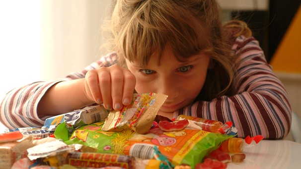 Kind mit Süßigkeiten | Bild: picture-alliance/dpa/imageBROKER/Ulrich Niehoff