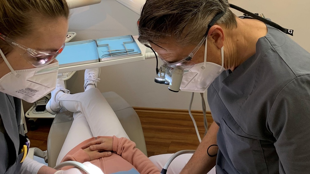 Dr. Dietmar Hellebrand bei einer Zahnbehandlung | Bild: BR/Dr. Dietmar Hellebrand