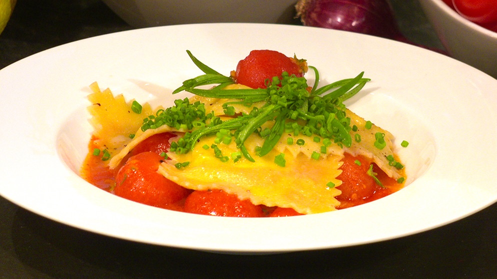 Ravioli mit Scarmoza auf Tomatenragout | Bild: BR