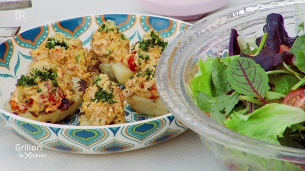 Ein Schälchen mit Spitzpaprika-Salat auf Grillkartoffeln | Bild: BR