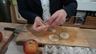 So werden aus Apfelscheiben Röschen | Bild: BR/Wir in Bayern