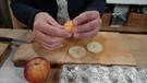So werden aus Apfelscheiben Röschen | Bild: BR/Wir in Bayern