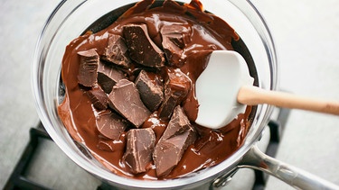 Schokolade, die im Wasserbad erwärmt wird | Bild: mauritius images / Dorling Kindersley ltd / Alamy