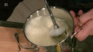 Ein Topf mit einer Beurre blanc und einem Mixer | Bild: Wir in Bayern