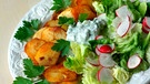 Bratkartoffeln und Salat mit Kräuterdip | Bild: mauritius images / Pitopia / Liz Collet