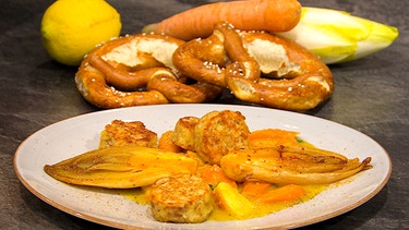 Brezen-Parmesan-Platzerl mit Chicorée und Karotten | Bild: BR