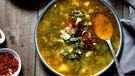 Eine Suppe mit Kohl, Roter Bete, Kartoffeln | Bild: mauritius images / Westend61 / Susan Brooks-Dammann