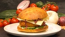 Buchweizen-Linsen-Gemüse-Burger mit Zwiebel-Senf-Mayo | Bild: BR