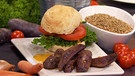 Vital-Burger-mit Schnittlauchdip und lila Kartoffelspalten | Bild: BR