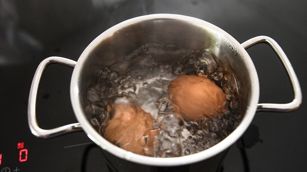 Eier kochen in einem Topf. | Bild: picture-alliance/dpa