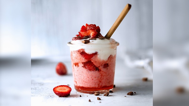 Erdbeereis serviert mit frischen Erdbeeren, Sahne und Schokolade im Glas | Bild: mauritius images / foodcollection / Addictive Stock