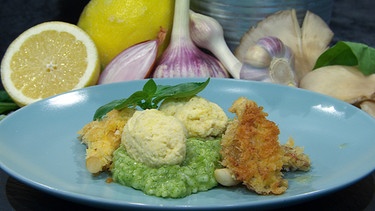 Grünes Risotto mit Forellenklößchen und gebratenen Austernpilzen | Bild: BR