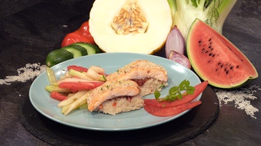 Duftreishappen mit gegrillten Lachsforellenstreifen und Gurken-Melonen-Salat | Bild: BR