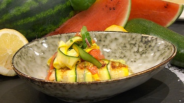 Saiblingsrouladen mit Zucchini und gegrillter Melone | Bild: BR