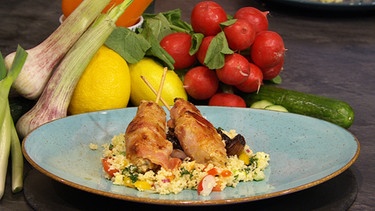 Bratwurststangen im Speckmantel mit Balsamico-Zwiebeln und Couscous-Salat | Bild: BR