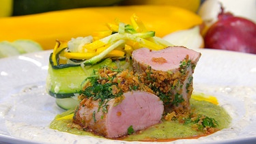 Schweinefilet mit Zucchini-Variationen und Kreuzkümmel-Joghurt | Bild: BR