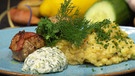 Fleischpflanzerl im Speckmantel mit Kartoffelsalat und Gurkentatar | Bild: BR