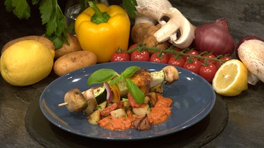 Gemüseschaschlik mit Tomaten-Mozzarella-Soße und Bratkartoffeln | Bild: Wir in Bayern