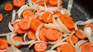 Karotten und Zwiebeln werden in der Pfanne angebraten | Bild: mauritius images / Pitopia / Angela Shirinov