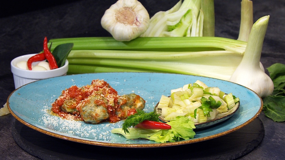 "Gnudi toscani" mit Tomatensoße und Fenchel-Oliven-Mozzarella-Salat | Bild: BR