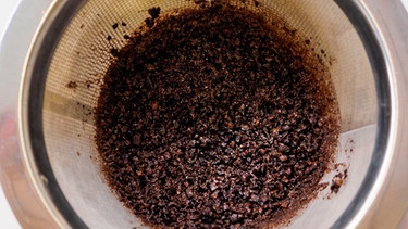 Ein Kaffeefilter mit nassem Kaffeepulver von oben fotografiert | Bild: mauritius images / Yongheng Lim / Alamy
