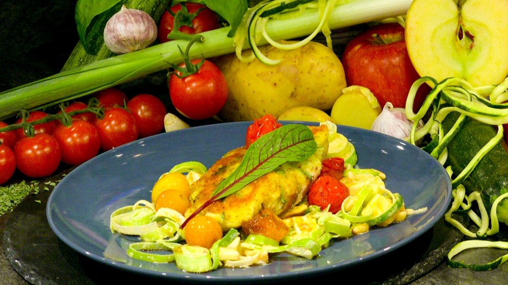 Kartoffel-Cordon bleu mit Balsamico-Tomaten und Lauchsalat | Bild: BR