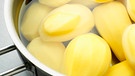 Geschälte Kartoffeln in einem Topf mit Wasser gefüllt | Bild: mauritius images / Image Source