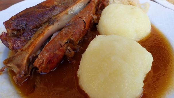 Fränkisches Schäuferla mit knuspriger Fettschwarte, dazu Kartoffelklöße und Soße | Bild: dpa / Fotografin: Martina Rädlein