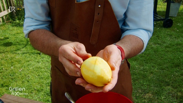 Ali hält eine angeschnittene Zitrone in seiner Hand | Bild: BR
