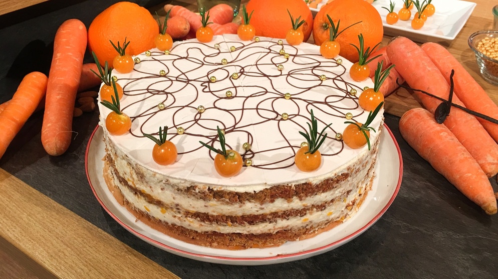 Rüblikuchen mit Karotten-Orangen-Konfitüre und Tonkabohnencreme | Bild: BR