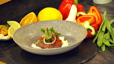 Lammnacken mit Bohnensalat und geschmorter Paprika | Bild: BR