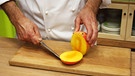 Mango aufschneiden | Bild: BR
