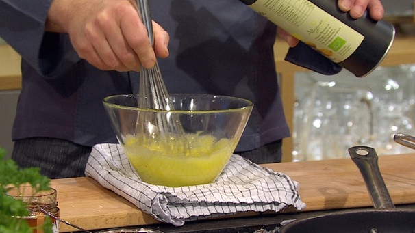 Alfred Fahr macht Mayonnaise selber in einer Glasschüssel. | Bild: Wir in Bayern