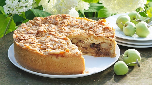Eine angeschnittene Apfel-Bienenstich-Torte | Bild: mauritius images/ foodcollection