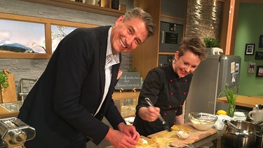 Dietmar Hellebrand und Franzisca Jacobs beim Kochen | Bild: BR