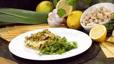 Fisch-Gemüse-Lasagne mit Rucola-Salat | Bild: BR