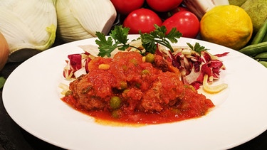 Sizilianische Fleischbällchen mit Fenchel-Radicchio-Birnen-Salat | Bild: BR