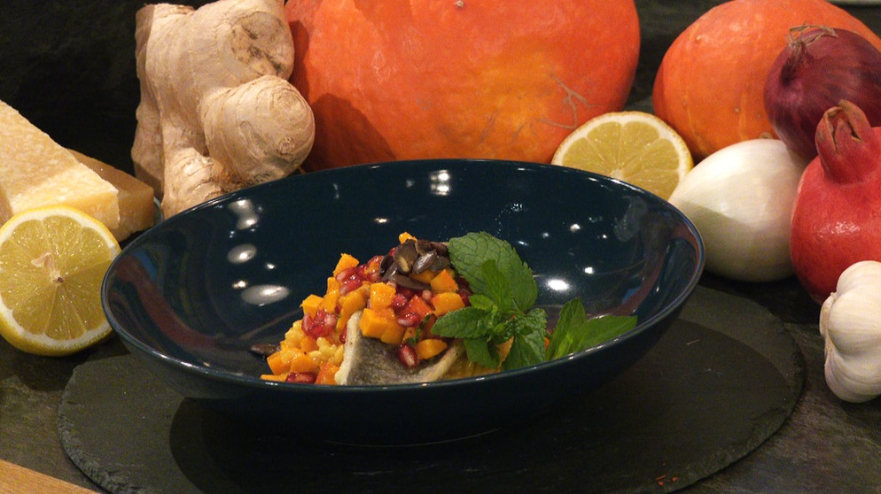 Forellenfilet mit Kürbisrisotto serviert auf einem tiefen Teller | Bild: BR