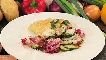 Gefüllte Kartoffel-Calzoni mit Radicchio-Zucchini-Salat | Bild: BR