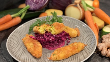 Gemüsekroketten mit Preiselbeer-Blaukraut-Salat | Bild: BR