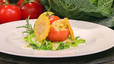 Gratinierte Mais-Tomaten mit Birnen-Wirsing | Bild: BR