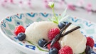 Joghurt-Mousse mit Beeren und Vanilleschoten | Bild: mauritius images / foodcollection