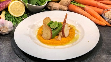 Karottenhummus mit Spinatsalat, mariniertem Feta und Sesam | Bild: BR